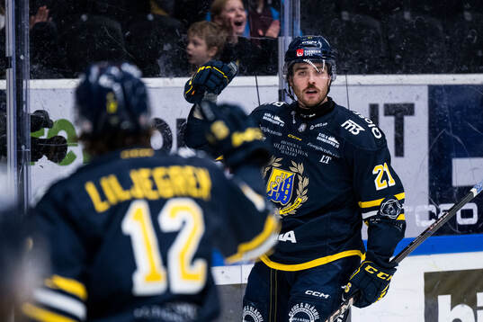 Södertäljes Nolan Stevens jublar