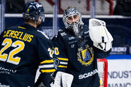 Södertäljes Jacob Bjerselius och målvakt Frans Tuohimaa