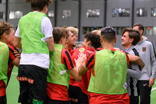 Brommapojkarnas spelare jublar med tränare Magnus Pålsson