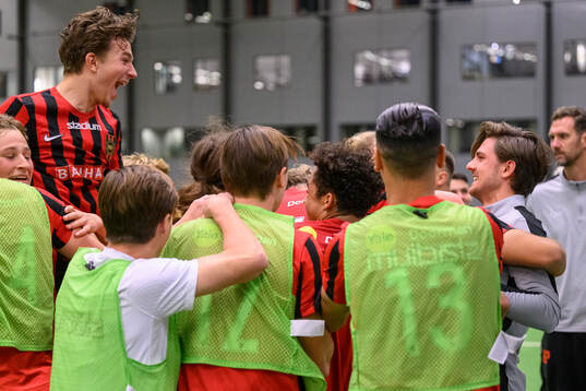 Brommapojkarnas spelare jublar med tränare Magnus Pålsson