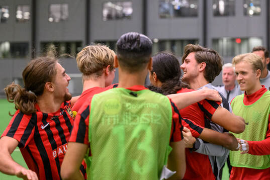 Brommapojkarnas spelare jublar med tränare Magnus Pålsson