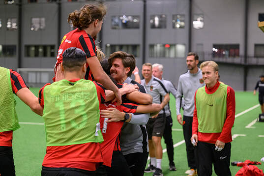 Brommapojkarnas spelare jublar med tränare Magnus Pålsson