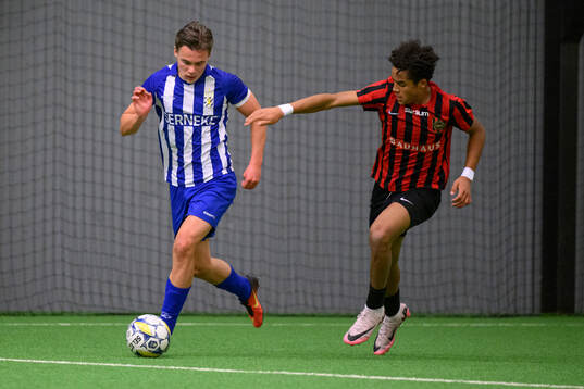 IFK Göteborgs Elis Barlind och Brommapojkarnas Sion Oppong