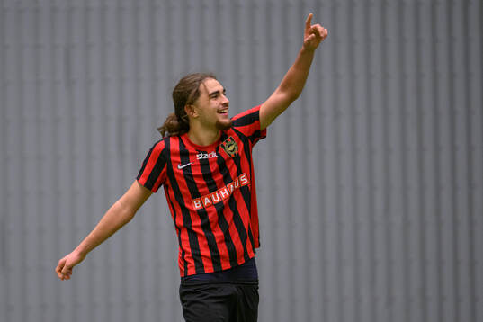 Brommapojkarnas målskytt Leart Krasniqi jublar