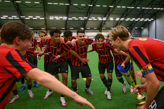 Brommapojkarnas spelare jublar