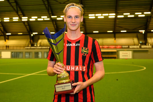 Brommapojkarnas Rasmus Bergvall jublar