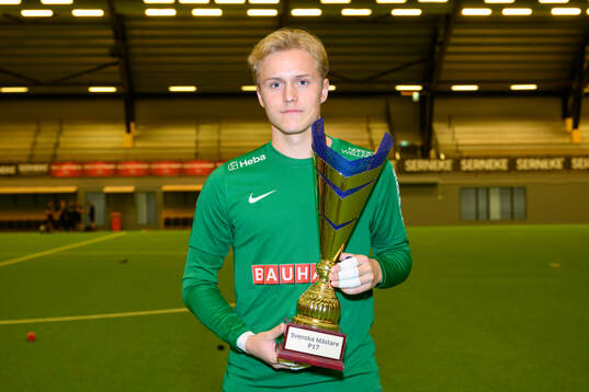 Brommapojkarnas målvakt Ludvig Ernius jublar