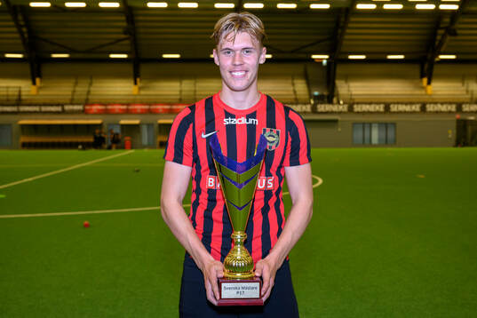 Brommapojkarnas Viggo Elfström jublar