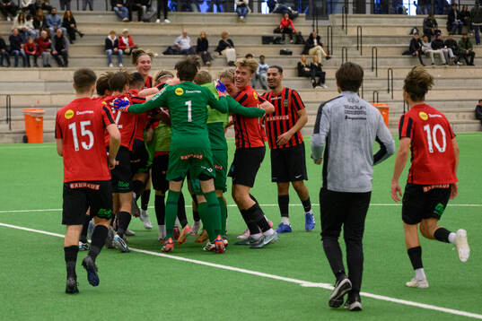 Brommapojkarnas spelare jublar