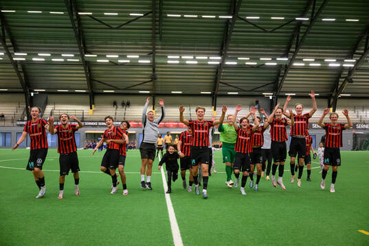 Brommapojkarnas spelare jublar