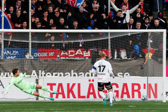 Örebros Karl Holmberg gör 1-1 på straffspark