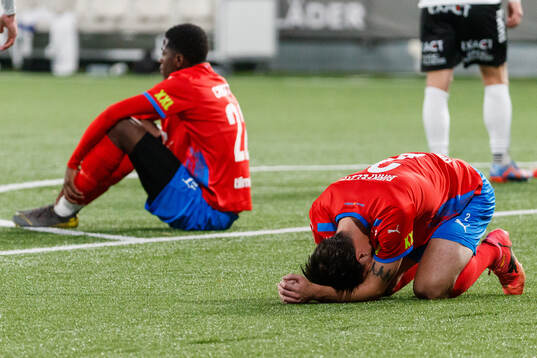 Helsingborgs Chisomnazu Chika Chidi och Jon Birkfeldt deppar