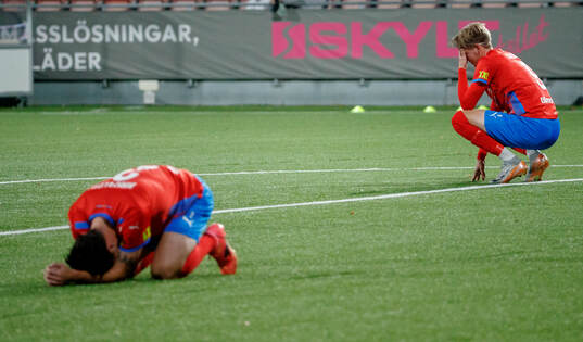 Helsingborgs Jon Birkfeldt och Taylor Silverholt deppar
