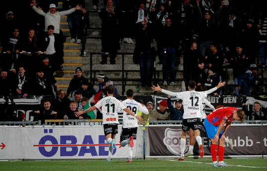 Örebros Ahmed Yasin gör 2-1 och jublar med Samuel Kroon,