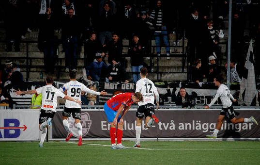 Örebros Ahmed Yasin gör 2-1 och jublar med Samuel Kroon,