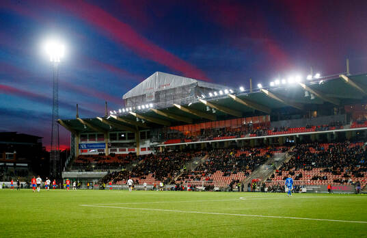 Röd och blå himmel över Behrn Arena