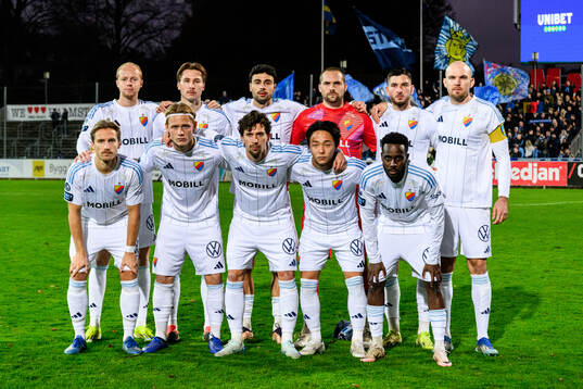 Djurgårdens startekva ställer upp för en lagbild