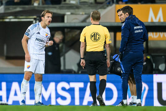 Djurgårdens Daniel Stensson reagerar mot domare Fredrik