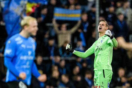 Halmstads målvakt Tim Rönning jublar