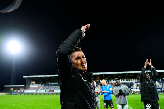 Halmstads huvudtränare Johan Lindholm jublar