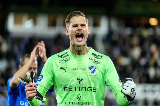 Halmstads målvakt Tim Rönning jublar