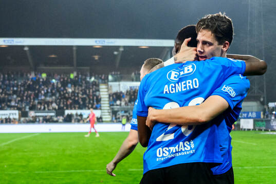 Halmstads Yannick Agnero jublar med Gabriel Wallentin