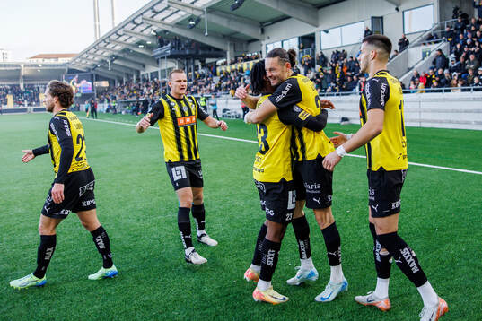 Häckens Amor Layouni jublar