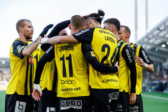 Häckens Amor Layouni jublar med lagkamrater