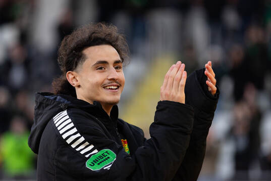 GAIS Amin Boudri jublar och tackar supportrarna