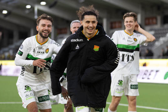 GAIS Amin Boudri jublar med lagkamrater
