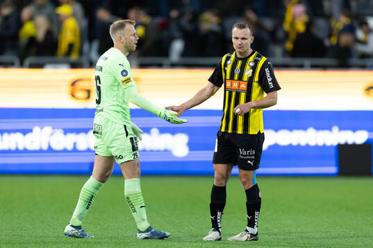 Häckens målvakt Peter Abrahamsson och Marius Lode deppar