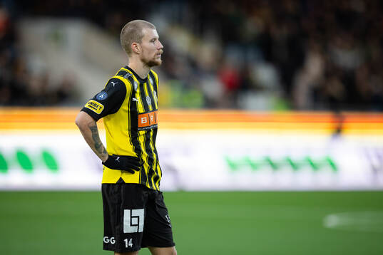 Häckens Simon Gustafson deppar i slutet av fotbollsmatchen