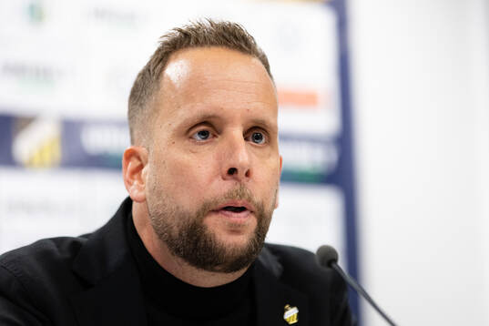 Häckens tränare Joop Oosterveld på presskonferensen
