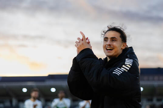 GAIS Amin Boudri jublar och tackar supportrarna