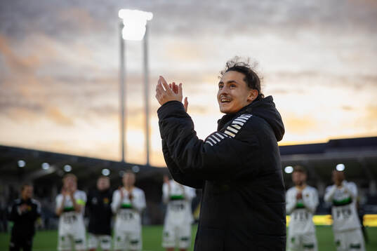 GAIS Amin Boudri jublar och tackar supportrarna