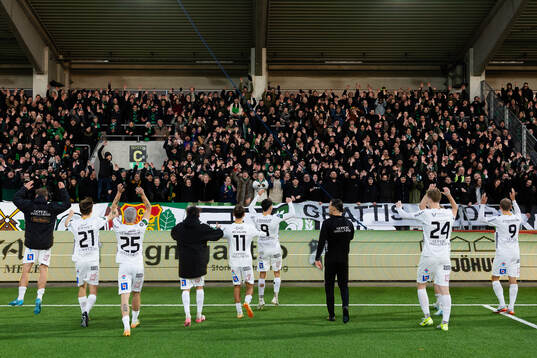 GAIS spelare jublar framför sina supportrar
