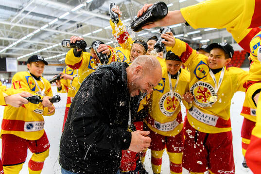 Smålands huvudtränare Magnus Sandberg och spelare jublar