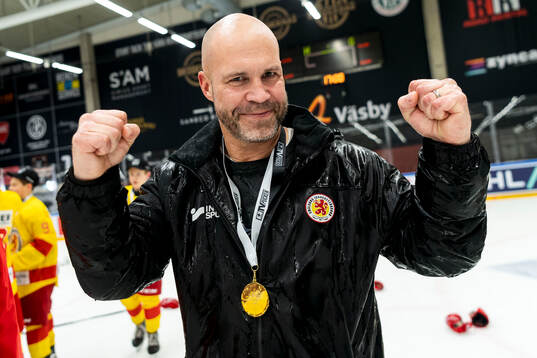 Smålands huvudtränare Magnus Sandberg jublar