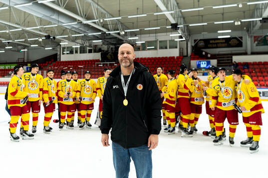 Smålands huvudtränare Magnus Sandberg jublar