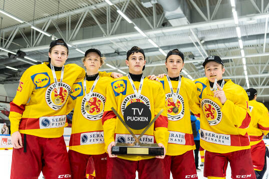 Smålands Lucas Svensson jublar med pokalen