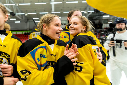 Västergötlands Milla Hallsten jublar