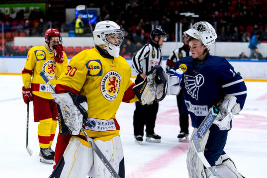 Smålands målvakt Carl Johnsson och Västerbottens