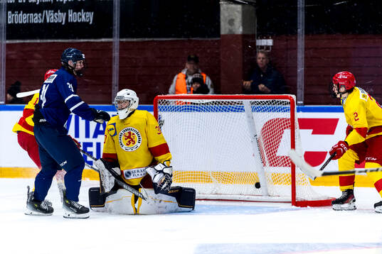 Västerbottens Olle Lidman ser pucken gå i mål till 1-3