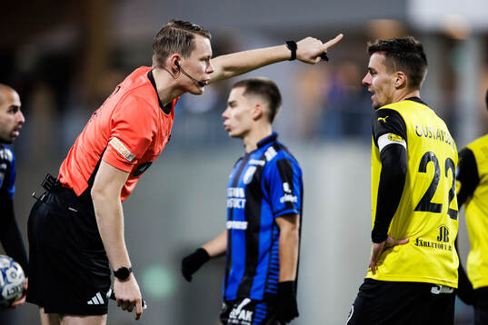 Domare Oscar Johnson och Mjällbys Jesper Gustavsson