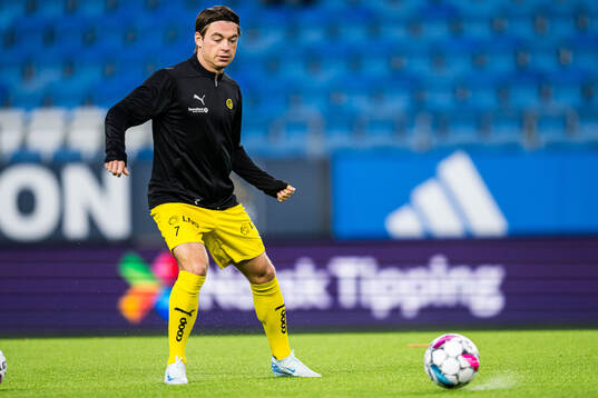 Patrick Berg of Bodø/Glimt warms up