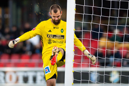 Skövde AIKs målvakt Markus Fröjd reagerar