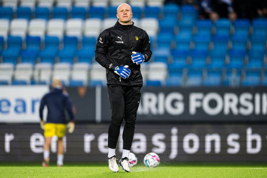 Julian Faye Lund of Bodø/Glimt warms up