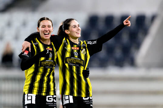 Häckens Tabby Tindell och Clarissa Larisey jublar