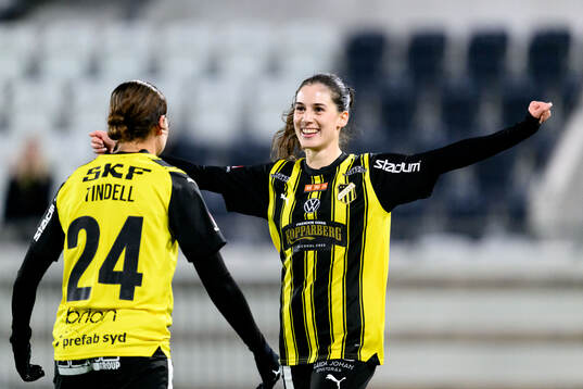 Häckens Tabby Tindell och Clarissa Larisey jublar