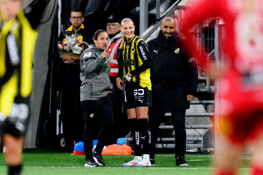 Häckens assisterande tränare Bri Campos och Stine Larsen